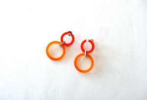 Pendientes de Aro de Resina Roja con Cierre de Rayas Crema, Joyería de Moda, Artesanía en Resina - Product Image 4