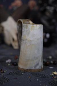 Jarra rústica de cuerno para cerveza, hidromiel, cerveza alemana, jarra de cuerno vikinga hecha a mano para festivales medievales y bares caseros - Product Image 5
