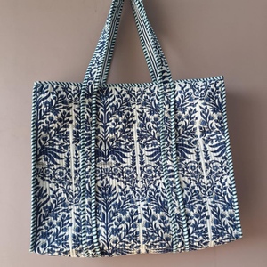 Bolso Tote Acolchado de Algodón con Estampado Floral Indio en Azul y Blanco, Bolso de Hombro para Mujer, Venta al Por Mayor - Product Image 1