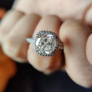 Anillo de Compromiso RITZIN RIH3340 con Moissanita Antigua, Anillo de Boda con Halo de Moissanita Único, Anillo de Oro Blanco para Mujer - Product Image 1