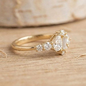 Bague de fiançailles élégante en or massif avec grappe de pierres de laboratoire taille brillant poire et taille rond, 0,86 ct, clarté E, VVS, bijoux fins - Product Image 4