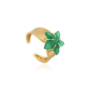 Bague artisanale en onyx vert, finition brossée, en laiton massif plaqué or 18 carats, avec motif floral délicat sculpté, pour cocktail. - Product Image 2