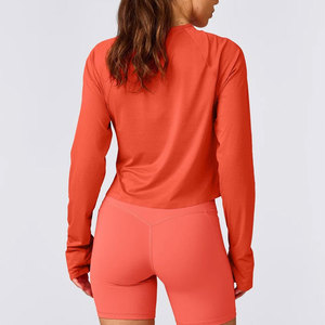 T-shirt de sport respirant à motif uni pour femme, avec logo personnalisé, manches courtes, trous pour les pouces, évacuation de l'humidité, idéal pour la course à pied - Product Image 5