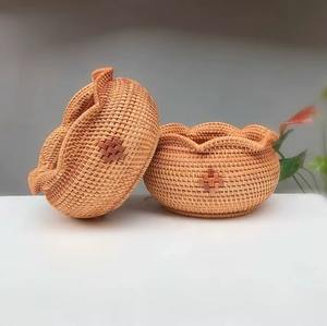 Panier rond tressé avec bord ondulé, en rotin tissé à la main, idéal pour ranger fruits, légumes, pain ou pour une présentation décorative en cuisine - Product Image 4