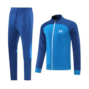 Survêtement de sport haut de gamme avec tissu respirant et coupe athlétique confortable pour l'entraînement quotidien - Product Image 1