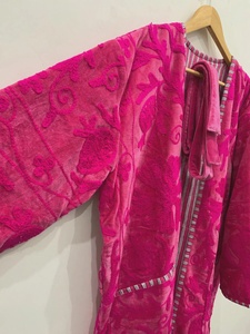 Kimono en velours rose fait main, respirant et confortable pour une tenue toute la journée, avec motifs floraux brodés à la main, robe à manches longues - Product Image 4