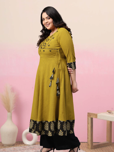 Kurta Angrakha pour femme en coton slub moutarde avec sequins, col montant, manches trois-quarts, séchage rapide, matériaux recyclés, idéal pour l'été - Product Image 4