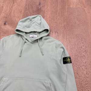เสื้อฮู้ดดี้แขนยาวผู้ชาย OEM ผ้าฝ้าย 100% สำหรับฤดูใบไม้ผลิ กันน้ำ ระบายอากาศได้ดี มีซิป ปิดด้านหน้า - Product Image 2