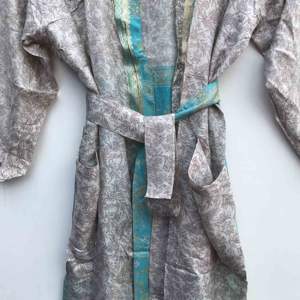 Kimono de Lujo con Parches de Seda, Túnica Larga para Dormir o como Cubre Bikini, Kimono Hecho a Mano con Sari de Seda Reciclada Vintage de la India - Product Image 4