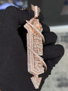 Colgante de flecha unisex con temática cristiana, chapado en oro rosa sobre oro macizo, con piedras de moissanita de corte baguette y engaste de canal - Product Image 2
