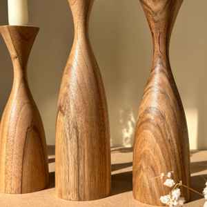 Candelabro de Madera Maciza con Elegante Diseño de Reloj de Arena para Interiores de Hogar Moderno, Sala de Estar, Comedor, Dormitorio y Regalos - Product Image 2