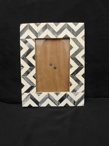 Cadre photo en os incrusté, motif festonné, fait main, support photo décoratif, personnalisable, élégant, décoration intérieure - Product Image 1