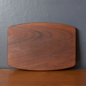 Planche à découper classique en bois, de forme rectangulaire lisse avec bords arrondis et grain naturel saisissant, idéale pour couper les légumes. - Product Image 3
