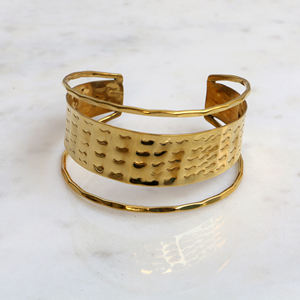 Bracelet manchette en laiton texturé fait main - Jonc ouvert large en fil martelé doré - Bijou ajustable style bohème pour femme - Product Image 1