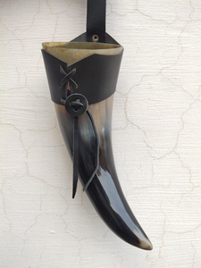 Corne à boire artisanale haut de gamme style Viking, en corne de bœuf naturelle polie, avec support en cuir, cadeau d'articles de bar historiques nordiques - Product Image 4