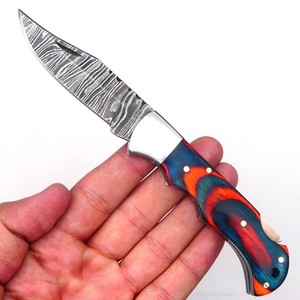 Cuchillo plegable de supervivencia multifuncional hecho a mano en Damasco, con mango de hueso quemado y funda de cuero. - Product Image 4