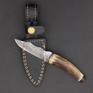 Couteau artisanal en acier Damas avec manche en bois de cerf et étui en cuir pour la survie en extérieur - Product Image 2
