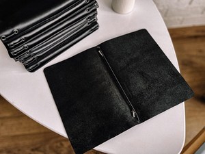 Porta Menús Delgado de Cuero Genuino Hecho a Mano de Lujo, Resistente al Agua, Ligero y Moderno para Cafetería, Marca LMC-0224, Venta al Por Mayor - Product Image 4