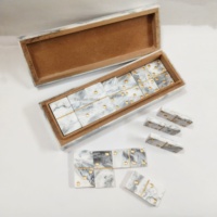 Jeu de dominos moderne en marbre avec accentuations en laiton et boîte de rangement en bois – Décoration de table élégante pour les réunions de famille