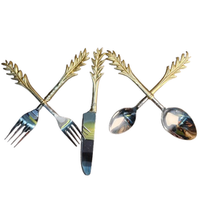 Juego de cubiertos de 5 piezas con diseño de tallo de trigo dorado, dos tenedores, un cuchillo y dos cucharas con diseños de mango cruzado de cáscara de trigo. - Product Image 1