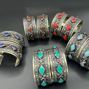 Bracelet vintage d'inspiration afghane Kuchi avec des pièces de monnaie en cascade et des éléments décoratifs en filigrane - Product Image 2