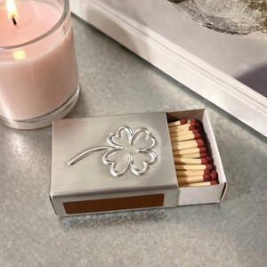 Boîte d'allumettes en aluminium argenté avec motif trèfle en relief, durable pour l'utilisation avec des bougies - Product Image 4