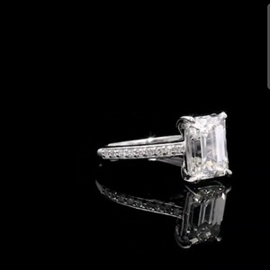Bague de fiançailles de luxe en or blanc 9 carats avec diamant synthétique de laboratoire taille émeraude de 2,0 carats et halo de diamants, cadeau pour femme - Product Image 4