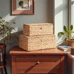 Lot de 2 paniers de rangement rectangulaires emboîtables en jacinthe tressée à la main avec couvercle ISLA pour étagères, placards et organisation domestique – Vente en gros - Product Image 2