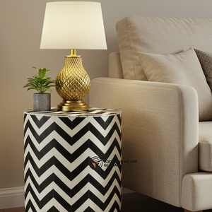 Table d'appoint ronde en bois massif, artisanale, écologique, avec incrustations en os noir en chevron, style moderne et luxueux, pour chambre à coucher - Product Image 2