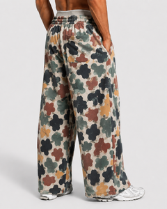 Ensemble de survêtement camouflage pour homme, coupe oversize, avec détails contrastants, en molleton de coton premium, comprenant un sweat à capuche avec passepoil contrastant et un pantalon de survêtement à jambes larges - Product Image 5