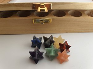 Set de Sanación con Pirámide Merkaba de Siete Chakras, Caja de Madera, Piedras Naturales, Venta al por Mayor, Amayra Crystals Exports INDIA - Product Image 6