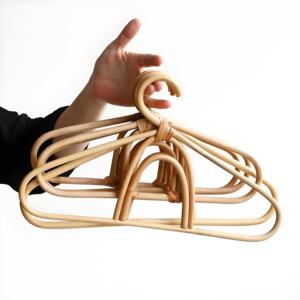 Cintre en bois de rotin naturel avec logo personnalisé vente en gros cintres en bois arc-en-ciel mignons et fermes durables pour vêtements - Product Image 1