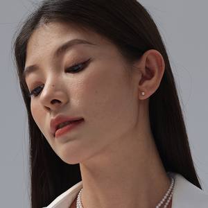 Boucles d'oreilles en or 18 carats avec perles d'eau douce naturelles rondes de 4 à 5 mm, perles de millet Zhuji sans défaut, clous fins - Product Image 3