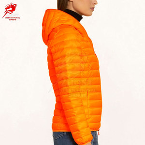 Chaquetas térmicas personalizadas con logotipo para mujer, para clima frío, casuales, con capucha, cierre completo, gruesas y aisladas. - Product Image 4