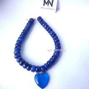 Collier avec pendentif en forme de cœur en résine de qualité supérieure pour femmes - Product Image 3