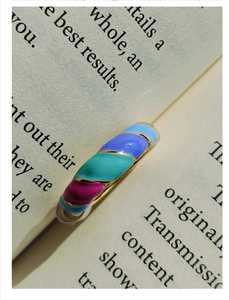 Anillo de cadena chapado en oro con esmalte pastel elegante y detalles o diseños multicolor para recuerdos de fiesta de gatitos - Product Image 3