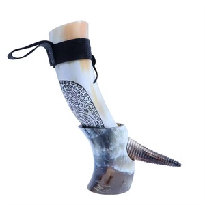 Corne à boire viking artisanale en véritable corne de bœuf avec support, gravée en profondeur, en corne de buffle naturelle avec support en cuir. - Product Image 6