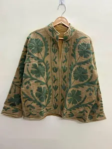 Ropa étnica india hecha a mano, chaqueta corta elegante para mujer con bordado floral tradicional de Aari de Cachemira. - Product Image 2