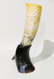 Cuerno Vikingo Artesanal para Beber, Cuerno de Buey Real con Soporte, Grabado Profundo con Runas, Decoración de Bar, Regalo - Product Image 3