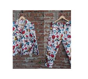 ชุดนอนผู้หญิงผ้าฝ้ายแท้พิมพ์ลายอินเดียนซัมเมอร์ คอวี ปิดด้วยเชือกผูก ลายดอกไม้สีดำ แขนยาวเต็มตัว - Product Image 1