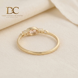 แหวนทองคำแท้ 14KT สีเหลืองทอง ดีไซน์หรูหรา ประดับเพชรเลี้ยงในห้องปฏิบัติการ และพลอยแซฟไฟร์พัพพาร์ชาเลี้ยงในห้องปฏิบัติการ ได้รับการรับรองจาก IGI สำหรับสุภาพสตรี - Product Image 3