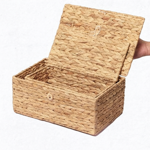 Lot de 2 paniers de rangement rectangulaires emboîtables en jacinthe tressée à la main avec couvercle ISLA pour étagères, placards et organisation domestique – Vente en gros - Product Image 5