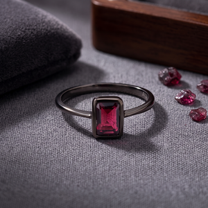 Anneaux unisexes tendance en argent 925 avec tourmaline rose naturelle sertie en clos, plaqués rhodium noir, Memoria Jewels - Product Image 6