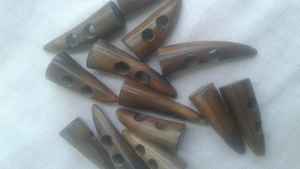 Boutons à bascule artisanaux en corne de buffle polie, écologiques, motif croix, origine Inde, 2 trous, pour couture de vêtements - Product Image 6