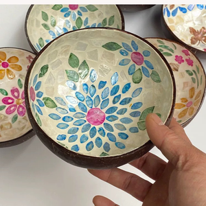 Elegante Tazón Decorativo de Coco Grabado, Hecho a Mano y Pintado a Mano, para Uso en el Hogar, Cocina o como Regalo - Product Image 3