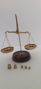 Ancienne balance de bijoutier traditionnelle en laiton, objet décoratif, symbole de la justice et de la loi - Product Image 2