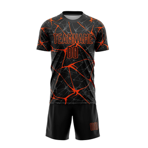 ชุดเสื้อฟุตบอลและกางเกงขาสั้นสีดำส้มลายแตก พิมพ์ลายแบบ Sublimation สำหรับผู้ชาย ระบายอากาศได้ดี ผลิตจากโพลีเอสเตอร์ ชุดทีม ชุดยูนิฟอร์ม ไซส์ผู้ใหญ่ รับผลิตแบบ OEM - Product Image 4