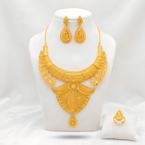 Ensemble de bijoux de mariée en alliage de cuivre plaqué or, collier, boucles d'oreilles, bague avec design perlé, bijoux classiques pour femmes - Product Image 1
