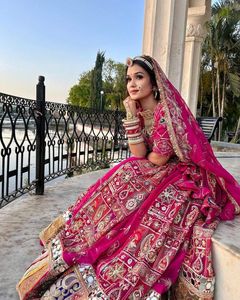 ชุดเลเฮนกาโชลีสีชมพูสำหรับงานนวรมฤตี ผ้ามัสลินเนื้อหนัก ตกแต่งด้วยกระจกแท้ พิมพ์ลายดิจิทัล เหมาะสำหรับงานปาร์ตี้ฤดูหนาว งานแต่งงาน การ์บา และงานดันดียา - Product Image 1