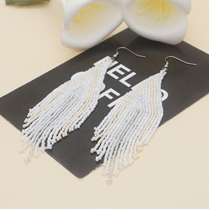 ต่างหูแฟชั่นดีไซน์ใหม่ ต่างหูพู่ประดับเม็ดข้าวทำมือ สำหรับผู้หญิง โดย MD HANDICRAFTS - Product Image 3